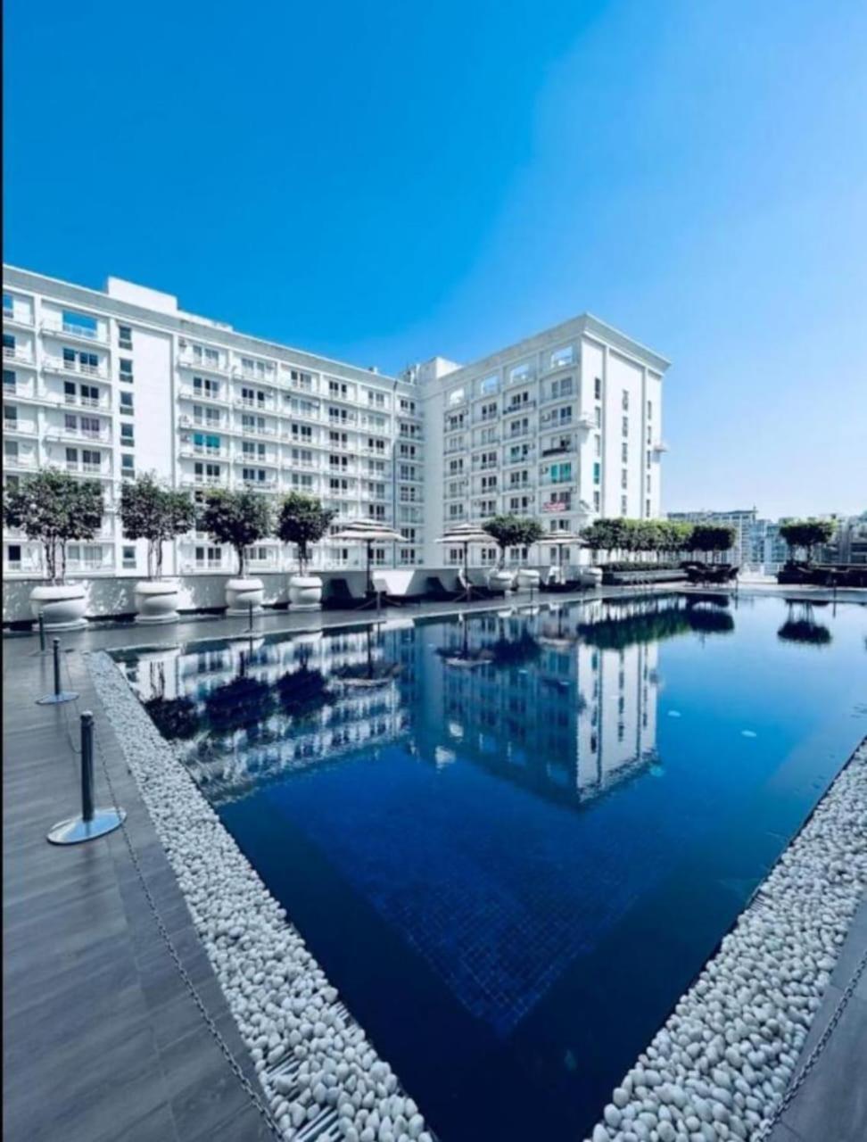 Dolphin Inn & Suites Manhattan Lucknow Exterior foto